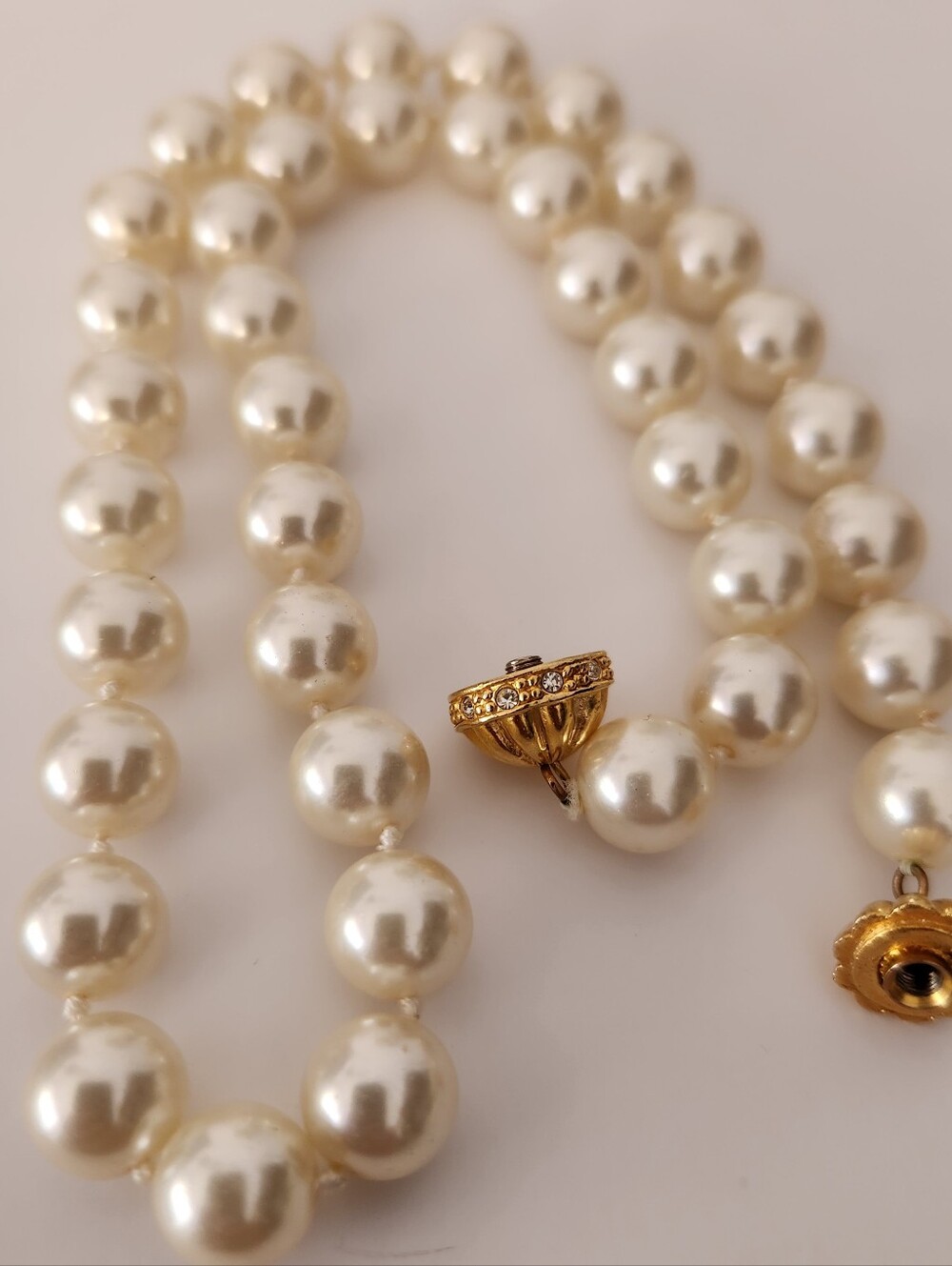 #2579, VTG FAUX PEARL NECKLACE, BEJEWELED PAVE EGG SCREW CLASP. 